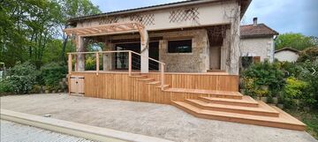 Réalisation d'une terrasse en bois à Eglise-neuve-de-vergt Réalisation d'une terrasse en bois à Eglise-neuve-de-vergt