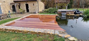 Terrasse en bois exotique à Sainte-Alvère