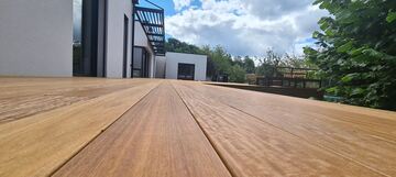 Terrasse en bois autour d'une piscine à Le Bugue