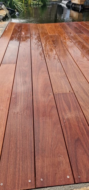 Terrasse en bois exotique à Sainte-Alvère