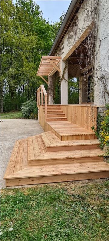 Réalisation d'une terrasse en bois à Eglise-neuve-de-vergt