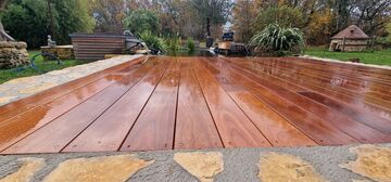 Terrasse en bois exotique à Sainte-Alvère