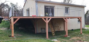 Terrasse en bois sur pilotis à Issac