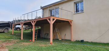 Terrasse en bois sur pilotis à Issac