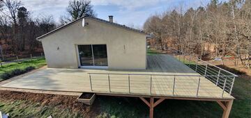 Terrasse en bois sur pilotis à Issac