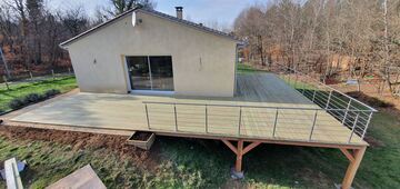 Terrasse en bois sur pilotis à Issac