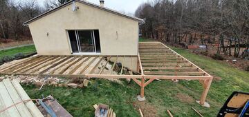 Terrasse en bois sur pilotis à Issac