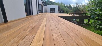 Terrasse en bois autour d'une piscine à Le Bugue