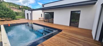 Terrasse en bois autour d'une piscine à Le Bugue