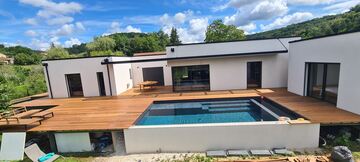 Terrasse en bois autour d'une piscine à Le Bugue