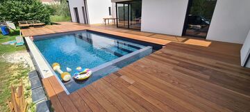 Terrasse en bois autour d'une piscine à Le Bugue