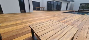 Terrasse en bois autour d'une piscine à Le Bugue