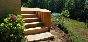 Terrasse et escalier en bois à Paunat