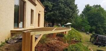 Terrasse et escalier en bois à Paunat