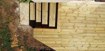 Terrasse et escalier en bois à Paunat